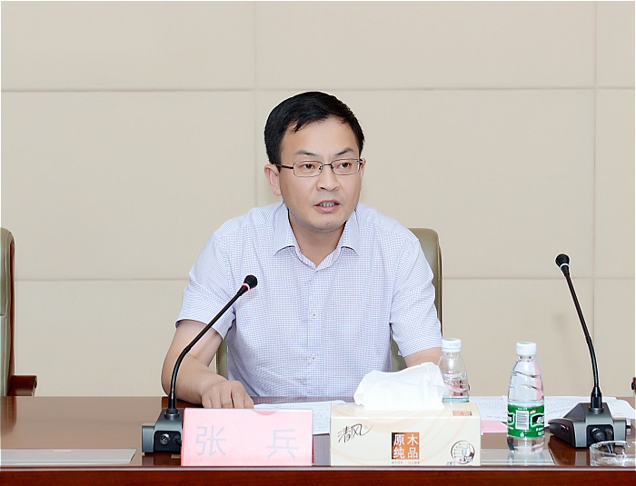 图为学生处处长张兵主持本届聘任仪式图为团委书记胡凌霞宣读任命